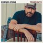Text oben: "RODNEY ATKINS" links, "TRUE SOUTH" rechts. Ein Mann mit Bart sitzt neben einer Akustikgitarre.