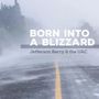 "Born Into a Blizzard. Jefferson Berry & the UAC." Schneebedeckte Straße, stürmisch mit gelber Mittellinie.