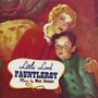"Little Lord Fauntleroy" und "Music by Max Steiner" in einem Schild. Eine blonde Person umarmt ein Kind. Vintage-Stil.