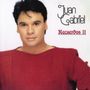 Text: "Juan Gabriel Recuerdos II". Ein Mann mit dunklen Haaren in rotem Pullover vor einem hellen Hintergrund.