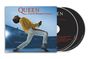 "QUEEN LIVE AT WEMBLEY STADIUM" in roter Schrift. Sänger in gelber Jacke auf Bühne. Zwei CDs sichtbar.