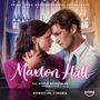 "Maxton Hall" – Ein Paar steht sich nah in einem Raum mit großen Fenstern, intensiver Blickkontakt.