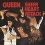 „QUEEN SHEER HEART ATTACK“ in roten Großbuchstaben. Vier Männer liegen entspannt nebeneinander.