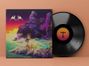 Text "AUA" in buntem Stil oben links. Illustration: Frau in surrealer Landschaft mit violetten Felsen, Vinyl-Schallplatte sichtbar.