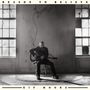 "Reason to Believe" oben, "Kip Moore" unten. Ein Mann sitzt mit Gitarre in einem leeren Raum zwischen zwei Fenstern.