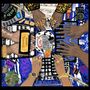 Illustration mit Händen, die Musikinstrumente bedienen. Worte: "Hip-Hop", "Jazz", "Neo-Soul", "Funk Music", "Golden Samples".