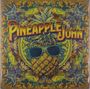 Text: "PINEAPPLE JOHN". Ein Ananas mit Sonnenbrille, umgeben von bunten, tropischen Mustern und Papageien.