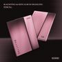 „BLACKPINK 3rd MINI ALBUM [DEADLINE] PINK Ver.“, zeigt zwei rosa Alben auf dunklem Hintergrund.