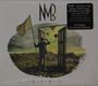 CD-Cover mit einem Mann, der durch Türen auf einer Wiese schaut. Am Himmel sind Heißluftballons sichtbar.