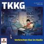 „TKKG“, „Verbrechen live im Radio“. Illustration: Ein Kind sitzt nachts am Schreibtisch, ein anderes schläft im Bett.