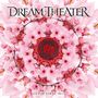 "DREAM THEATER", rotes Emblem und "LIVE IN TOKYO, 2010". Rosa Kirschblüten in symmetrischem Muster.