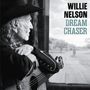 Texte: "WILLIE NELSON", "DREAM CHASER". Eine ältere Person schaut aus einem Fenster, hält eine Gitarre.