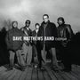 Text: "DAVE MATTHEWS BAND EVERYDAY". Schwarz-weißes Foto von fünf Personen auf einem Holzsteg, umgeben von Bäumen.