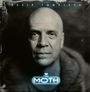 Oben: "Devin Townsend", unten: "The Moth". Ein Porträt eines glatzköpfigen Mannes in Schwarz-Weiß.