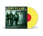 "THE CLASH, SHOULD I STAY OR SHOULD I GO." Unscharfes Bild von drei Männern, gelbe Vinyl-Schallplatte rechts im Bild.