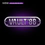 Text: "NOW YEARBOOK", "VAULT '86". Ein lila und silbernes Logo auf dunklem Hintergrund.