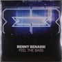 "Benny Benassi, Feel the Bass"; bläuliches Bühnenlicht, schemenhaftes Publikum, betont elektronische Atmosphäre.