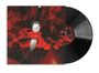 Ein Messer in einem roten Hintergrund, daneben eine schwarze Vinyl-Schallplatte.