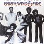 Oben steht: "THAT'S THE WAY OF THE WORLD", darunter "EARTH, WIND & FIRE". Stilvolle Menschen in 70er-Outfits posieren.