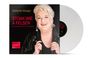 "Stefanie Werger. STOAK WIE A FELSEN. Das Beste aus fünf Jahrzehnten." Frau lächelt, hält Jacke. Vinyl-Schallplatte dabei.