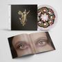 Ein CD-Cover zeigt eine schwebende Figur. Die CD hat ein Drachen-Muster. Das Booklet zeigt ein Nahaufnahme-Gesicht.
