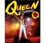"Queen Budapest" in gelbem und weißem Text; Eine Person in Krone und Rot-Weißem Mantel mit erhobener Faust auf einer Bühne.