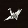 Eine Origami-Kranichskulptur in Silber auf schwarzem Hintergrund. Keine sichtbaren Texte.