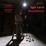 "NO SILENCE, Igor Levit, Resistance, Volume 1." Eine Büste auf einem Sockel; eine Person steht im Raum.