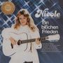"Nicole. Eine Stimme geht um die Welt. Ein bißchen Frieden" steht neben einer Frau mit Gitarre vor blauem Hintergrund.