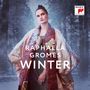Texte: "RAPHAELA GROMES WINTER". Logo von Sony Classical. Frau in elegantem Mantel vor einem verschneiten Waldhintergrund.