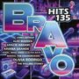 „BRAVO Hits 135“ mit Künstlernamen wie James Arthur, Ariana Grande, Olivia Rodrigo. Szenen aus einem Nachtclub, Mikrofon, DJ.