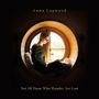 "Anna Lapwood: Not All Those Who Wander Are Lost." Eine Frau sitzt lesend in einem runden Fensterrahmen.