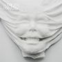 Oben links steht „B3AR ANHEDONIA“. Eine weiße Skulptur zeigt ein Gesicht, das wie in Stoff gezogen aussieht, mit sichtbaren Zähnen.