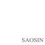 Der Text "SAOSIN" steht in großen grauen Buchstaben auf weißem Hintergrund unten rechts.