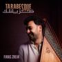 "Tarabesque" und "FiRAS ZREiK". Ein Mann lächelt und hält ein Musikinstrument.