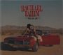„Rachael Fahim, Who You Are“, ein rotes Auto in Wüstenlandschaft mit einer Frau, die Cowboy-Hut trägt.