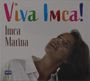 "Viva Imca!" in bunten Buchstaben. Darunter "Imca Marina". Eine Frau schaut lächelnd nach oben, trägt ein weißes Hemd.