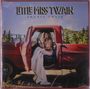 Oben steht "LITTLE MISS TWAIN" und darunter "SHANIA TWAIN". Eine Frau sitzt in einem roten Truck vor Berglandschaft.