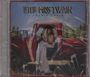 Titel: "LITTLE MISS TWAIN". Name: "SHANIA TWAIN". Eine Frau in einem roten Truck, umgeben von Bäumen.