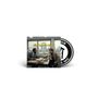 "Ein Fall für Zwei" steht auf einem Foto, das zwei Männer an einem Schreibtisch in einem Büro zeigt. Im Hintergrund ist eine Stadt zu sehen.