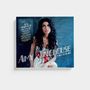 "Amy Winehouse Back to Black" in großen Buchstaben. Frau mit dunklen Locken, weißem Kleid, rotem Band sitzt vor dunklem Hintergrund.