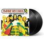 "Empire Records: The Soundtrack". Gruppe junger Leute in bunter Kleidung, zwei Schallplatten rechts.