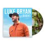 „LUKE BRYAN SIGNS“ steht in großen weißen Buchstaben. Ein Mann mit schwarzer Kappe und Bart trägt ein orangefarbenes Hemd.