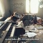 "DIAMOND DOGS" steht an der Wand. Ein Raum voller Chaos mit umgestürzten Möbeln und einem alten Keyboard.