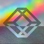 Kein Text vorhanden. Ein geometrisches Logo mit farbigem Regenbogen-Hintergrund und schwarzen Streifen.