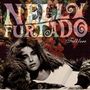 Text: "Nelly Furtado Folklore". Eine Frau mit Pelzkragen, schwarz-weiß. Hintergrund mit buntem Muster.