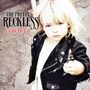 „THE PRETTY RECKLESS, Light Me Up“ steht im Bild. Ein Kind trägt eine Lederjacke und hält ein Feuerzeug.