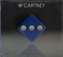 "MCCARTNEY" steht oben auf schwarzem Hintergrund. Darunter ein blaues Quadrat mit drei hellen Punkten in einer Reihe.