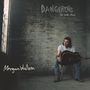 "DANGEROUS the double album", darunter ein Mann auf Stuhl mit Gitarre vor grauer Wand, trägt weißes Shirt und Jeans.