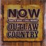 "NOW THAT'S WHAT I CALL MUSIC! OUTLAW COUNTRY" in Holzoptik, mit rustikalem Hintergrund.